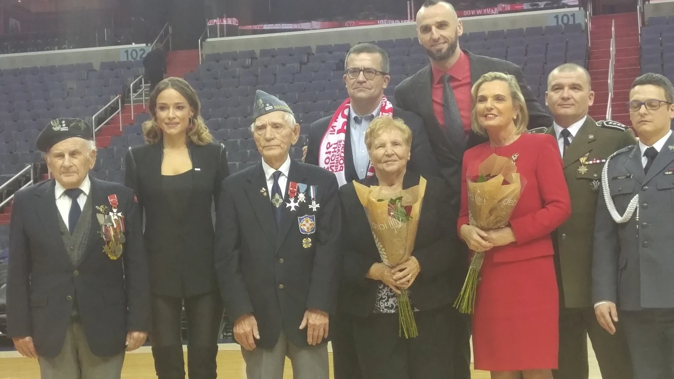 Alicja Bachleda-Curuś i Marcin Gortat na zdjęciu grupowym, fot.Fotex