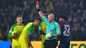 Sędzia Tony Chapron pokazał czerwoną kartkę Diego Carlosowi