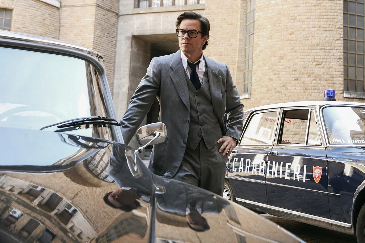 W 2018 roku aktor postanowił przekazać swoją gażę za 10 dodatkowych dni zdjęciowych na planie filmu "Wszystkie pieniądze świata" wysokości 1,5 mln dolarów organizacji "Dość tego" (Time's Up) walczącej z przejawami molestowania na tle seksualnym w przemyśle filmowym i mediach oraz udzielającej pomocy prawnej ofiarom takich czynów.

Wahlberg otrzymał honorarium w takiej wysokości za udział w ponownym nakręceniu niektórych scen gotowego już filmu po usunięciu z nich Kevina Spaceya - oskarżonego o molestowanie seksualne.