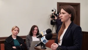 Agnieszka Pomaska i Anna Kołakowska z pełnomocnikiem Moniką Brzozowską-Pasieką