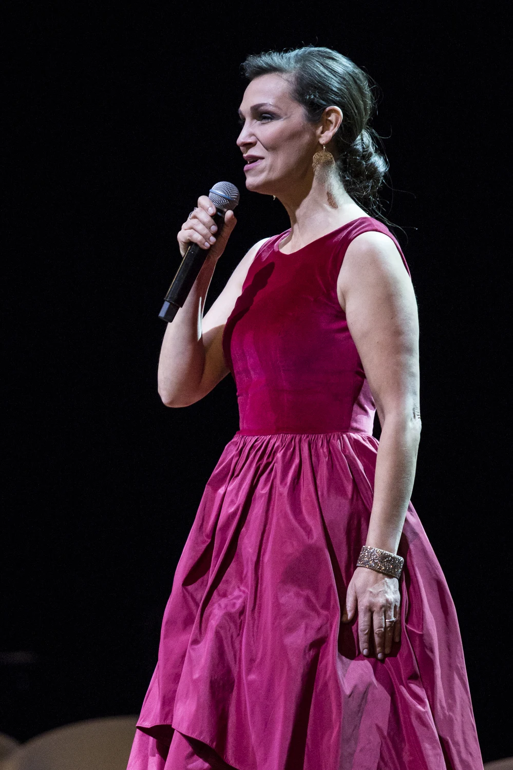 Olga Bończyk podczas koncertu, listopad 2017 rok Olga Bończyk podczas koncertu, listopad 2017 rok