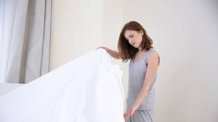 Idealne środowisko dla roztoczy panuje w sypialni. Zwróć uwagę na materac, pościel czy wykładzinę.