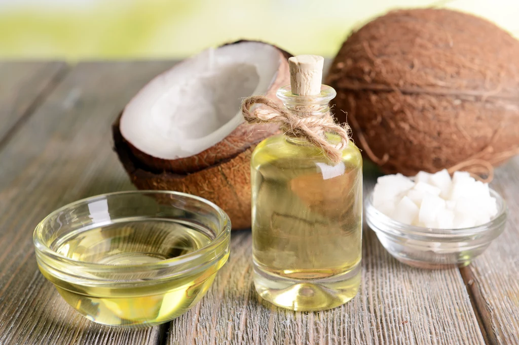 Płukanie ust olejem kokosowym poprawia kondycję jamy ustnej