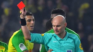 Sędzia Tony Chapron (P) w meczu FC Nantes z PSG