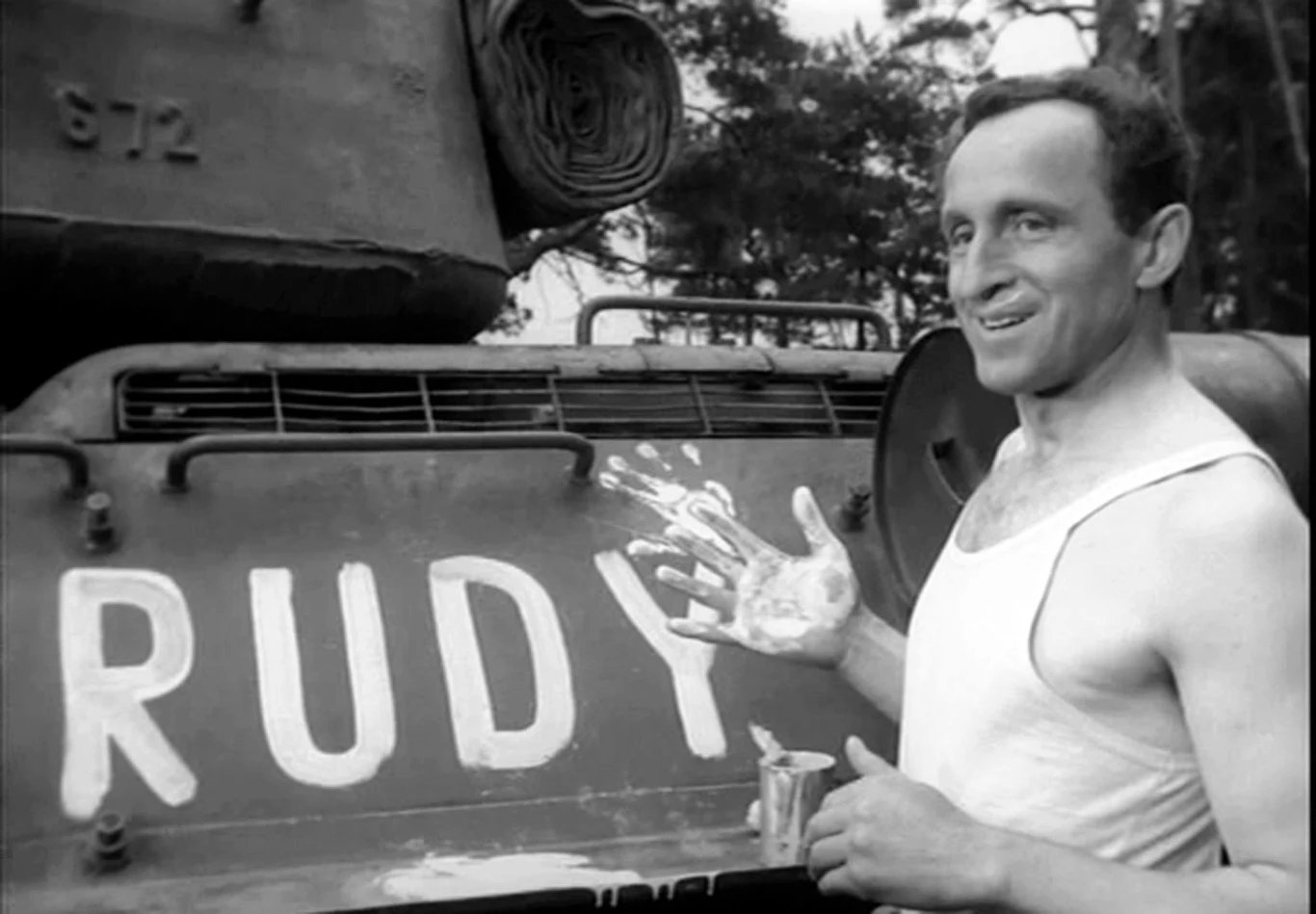 Prawdziwym przełomem był dla Pieczki rok 1966, gdy rozpoczęły się zdjęcia do serialu "Czterej pancerni i pies" (1966-1970). Jako Gustlik Jeleń, członek dzielnej załogi czołgu "Rudy", wspólnie z m.in. Januszem Gajosem, Włodzimierzem Pressem i Romanem Wilhelmim, zaskarbił sobie niezwykłą sympatię polskich widzów. Na całe dziesięciolecia. Gdy w 1995 roku Telewizja Polska zorganizowała plebiscyt na najbardziej lubiany polski serial, pierwsze miejsce przypadło właśnie "Czterem pancernym".
Prawdziwym przełomem był dla Pieczki rok 1966, gdy rozpoczęły się zdjęcia do serialu "Czterej pancerni i pies" (1966-1970). Jako Gustlik Jeleń, członek dzielnej załogi czołgu "Rudy", wspólnie z m.in. Januszem Gajosem, Włodzimierzem Pressem i Romanem Wilhelmim, zaskarbił sobie niezwykłą sympatię polskich widzów. Na całe dziesięciolecia. Gdy w 1995 roku Telewizja Polska zorganizowała plebiscyt na najbardziej lubiany polski serial, pierwsze miejsce przypadło właśnie "Czterem pancernym".