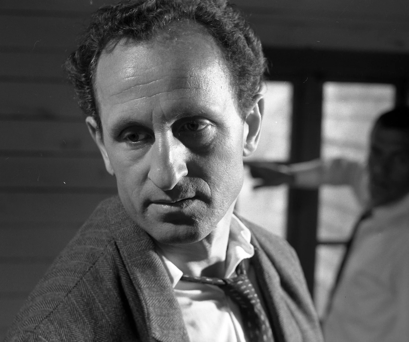 Pracując na planie serialu, Pieczka wystąpił jednocześnie w filmach Henryka Kluby - "Chudy i inni" (1966) - na zdjęciu - i "Słońce wschodzi raz na dzień" (1967). Pracując na planie serialu, Pieczka wystąpił jednocześnie w filmach Henryka Kluby - "Chudy i inni" (1966) - na zdjęciu - i "Słońce wschodzi raz na dzień" (1967).