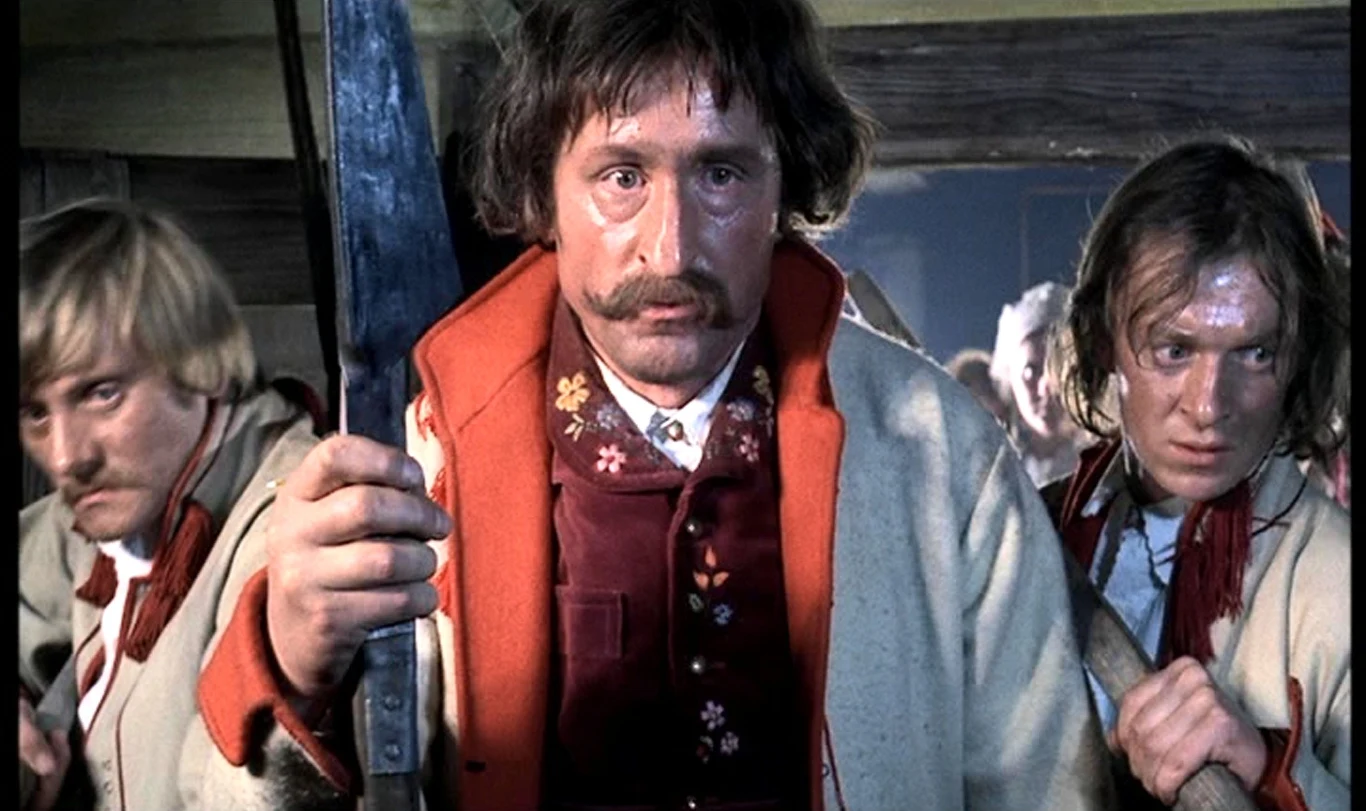 Do grania w filmach Andrzeja Wajdy powrócił przy okazji "Wesela" (1973), w którym wcielił się w Czepca. "Po pierwszym ujęciu wyszedłem, zamachnąłem się kosą i uciąłem dwie gęsie głowy. Scenę trzeba było powtórzyć, więc przed dublem podbiegli do mnie członkowie ekipy prosząc, żebym tak celował, żeby tych gęsich głów więcej poleciało. Oni te gąski natychmiast sobie skubali i mieli na bankiety. Im więcej było gąsek bez głów, tym większe były przyjęcia. Stąd miałem motywację, żeby ich jak najwięcej ściąć" - wspominał po latach. Do grania w filmach Andrzeja Wajdy powrócił przy okazji "Wesela" (1973), w którym wcielił się w Czepca. "Po pierwszym ujęciu wyszedłem, zamachnąłem się kosą i uciąłem dwie gęsie głowy. Scenę trzeba było powtórzyć, więc przed dublem podbiegli do mnie członkowie ekipy prosząc, żebym tak celował, żeby tych gęsich głów więcej poleciało. Oni te gąski natychmiast sobie skubali i mieli na bankiety. Im więcej było gąsek bez głów, tym większe były przyjęcia. Stąd miałem motywację, żeby ich jak najwięcej ściąć" - wspominał po latach.