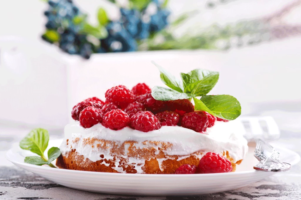 Babka z malinami i bitą śmietaną