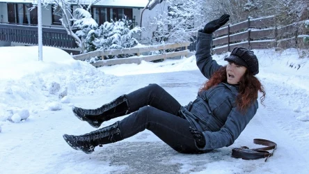 Upadek na śniegu czy lodzie bywa bolesny. Jeśli chcesz go uniknąć, zacznij stosować prosty trik z produktem z kosmetyczki