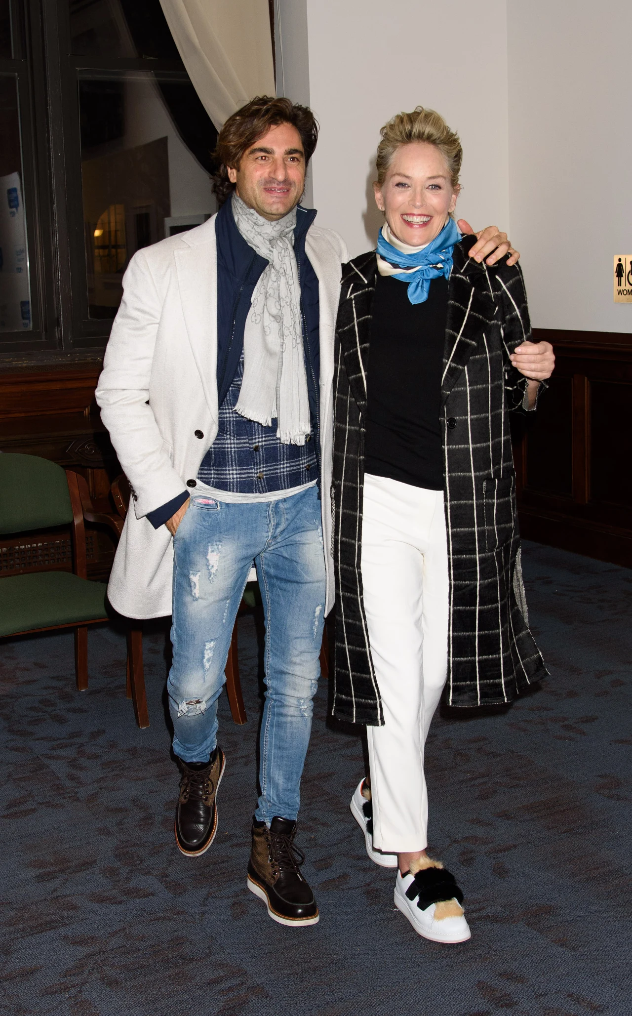 Para przyszła razem na event filmowy Para przyszła razem na event filmowy