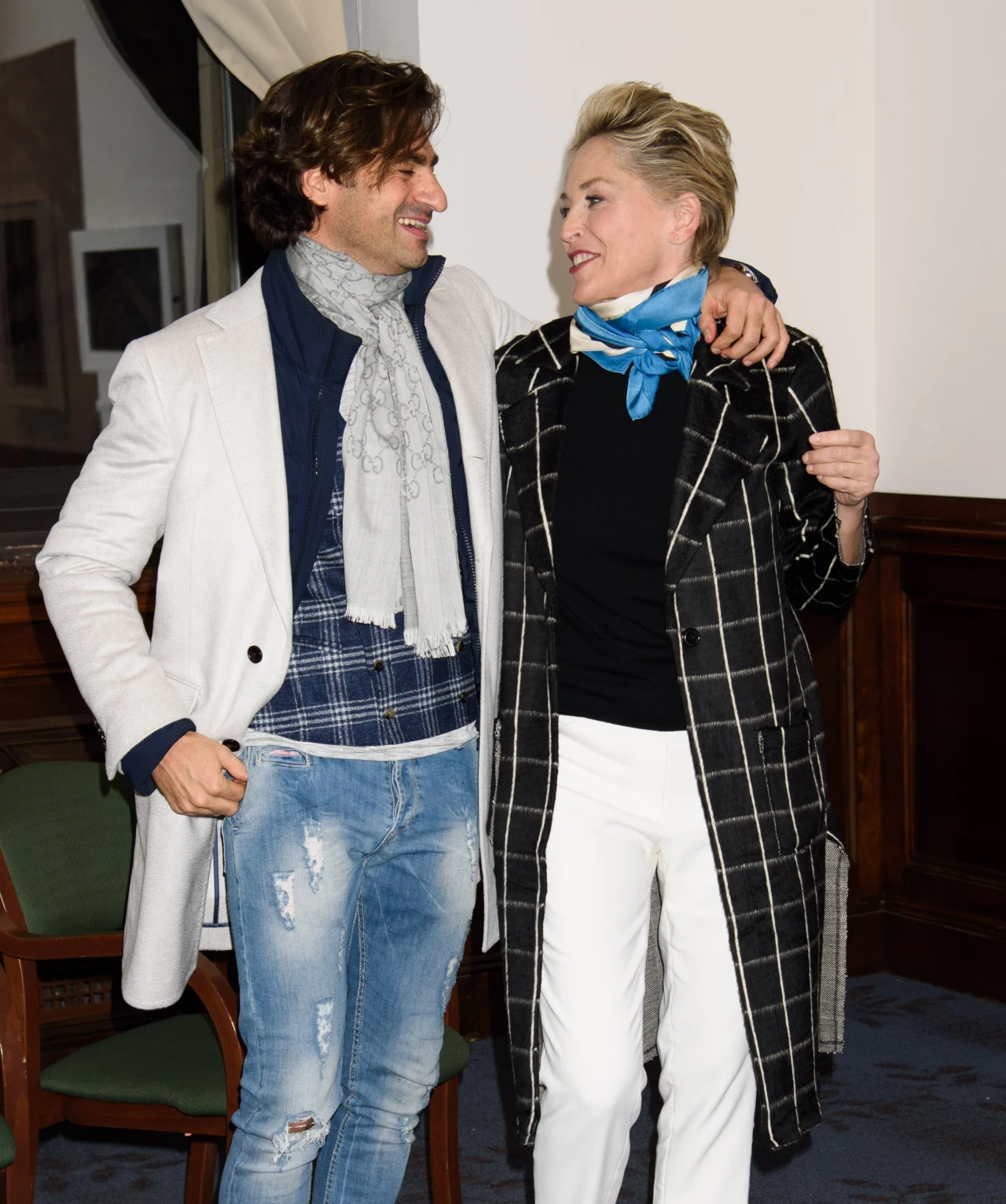 Czule patrzyli sobie w oczy Czule patrzyli sobie w oczy