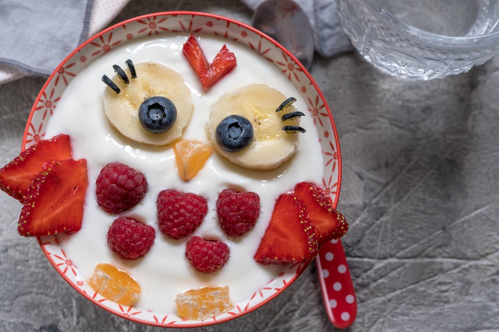 Staraj się jak najczęściej urozmaicać swoją dietę. Sięgaj po jogurty naturalne i kiszonki