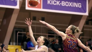 Koszykarka Wisły CanPack Kraków Tamara Radocaj (C) i Courtney Vandersloot (P) z Yakin Dogu Universitesi 