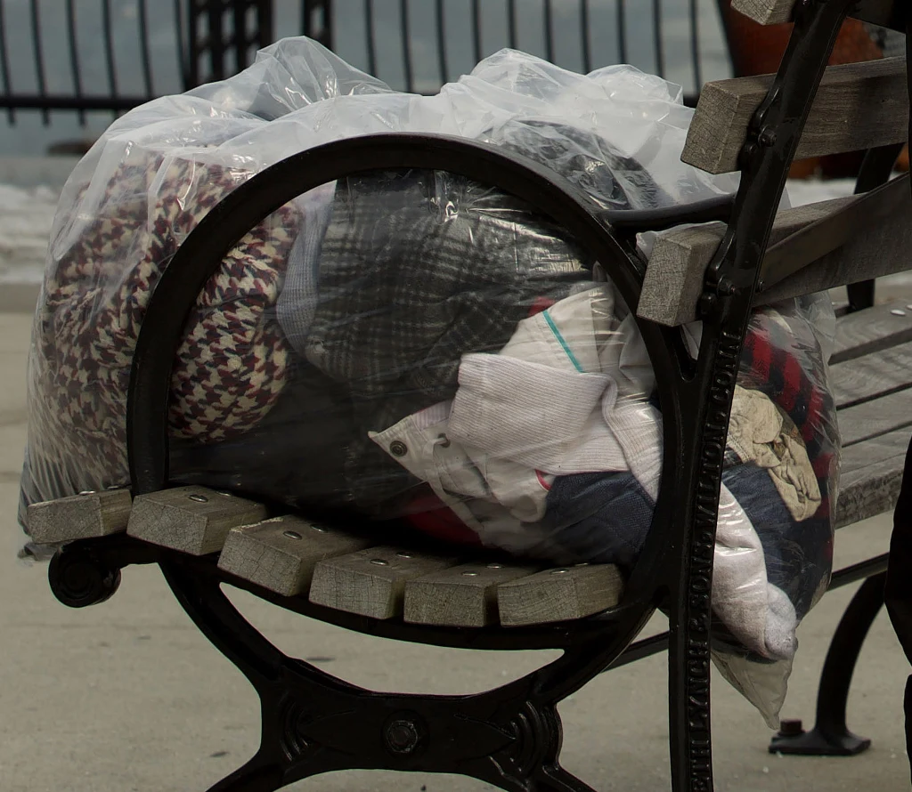 Cały majątek Jonathana mieści się w plastikowej torbie Cały majątek Jonathana mieści się w plastikowej torbie