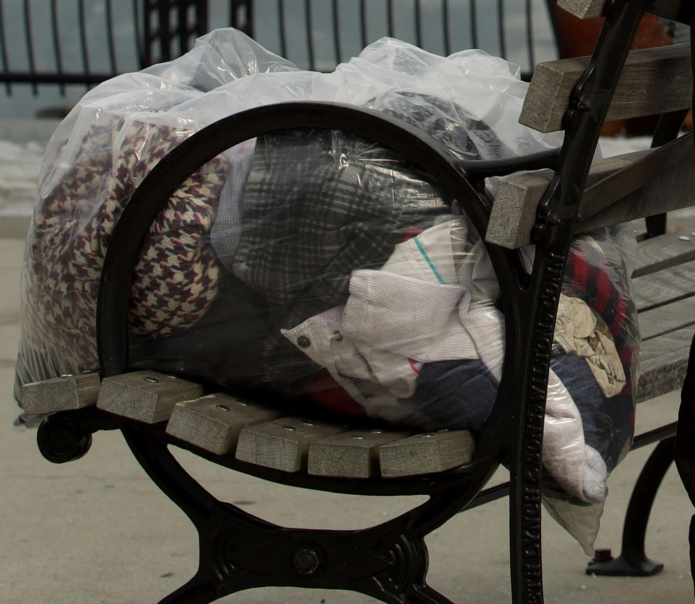 Cały majątek Jonathana mieści się w plastikowej torbie Cały majątek Jonathana mieści się w plastikowej torbie