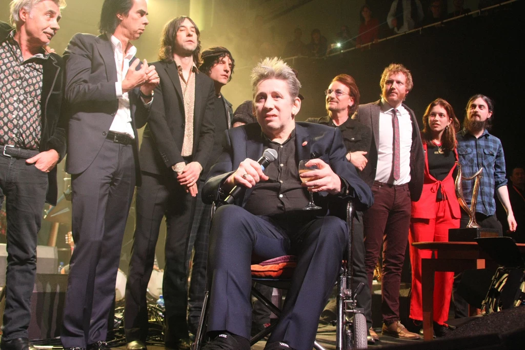 Shane MacGowan (w środku na wózku inwalidzkim) wśród gości swojej imprezy urodzinowej