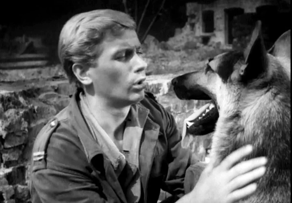Kadr z serialu "Czterej pancerni i pies"