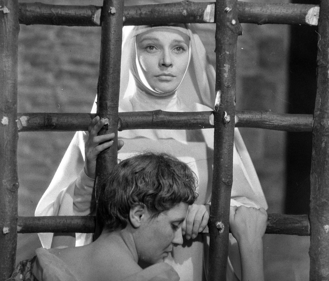Winnicka wyznała po latach, że dopiero na planie "Pociągu" naprawdę zrozumiała, co to jest film. I choć jej rolę doceniono, została wyróżniona na festiwalu w Wenecji, to świat miał ją naprawdę poznać dwa lata później. I zachwycić się jej urodą oraz wyjątkowym talentem. Wszystko za sprawą kreacji w kolejnym filmie Kawalerowicza - "Matka Joanna od Aniołów". Jego scenariusz powstał na motywach znanego opowiadania Jarosława Iwaszkiewicza. Akcja utworu literackiego i filmu toczy się w XVIII wieku na Smoleńszczyźnie, w położonym na odludziu klasztorze. Miejscowe zakonnice wraz z ich przeoryszą Joanną opętał diabeł. Z pomocą przybywa młody egzorcysta - ksiądz Suryn...