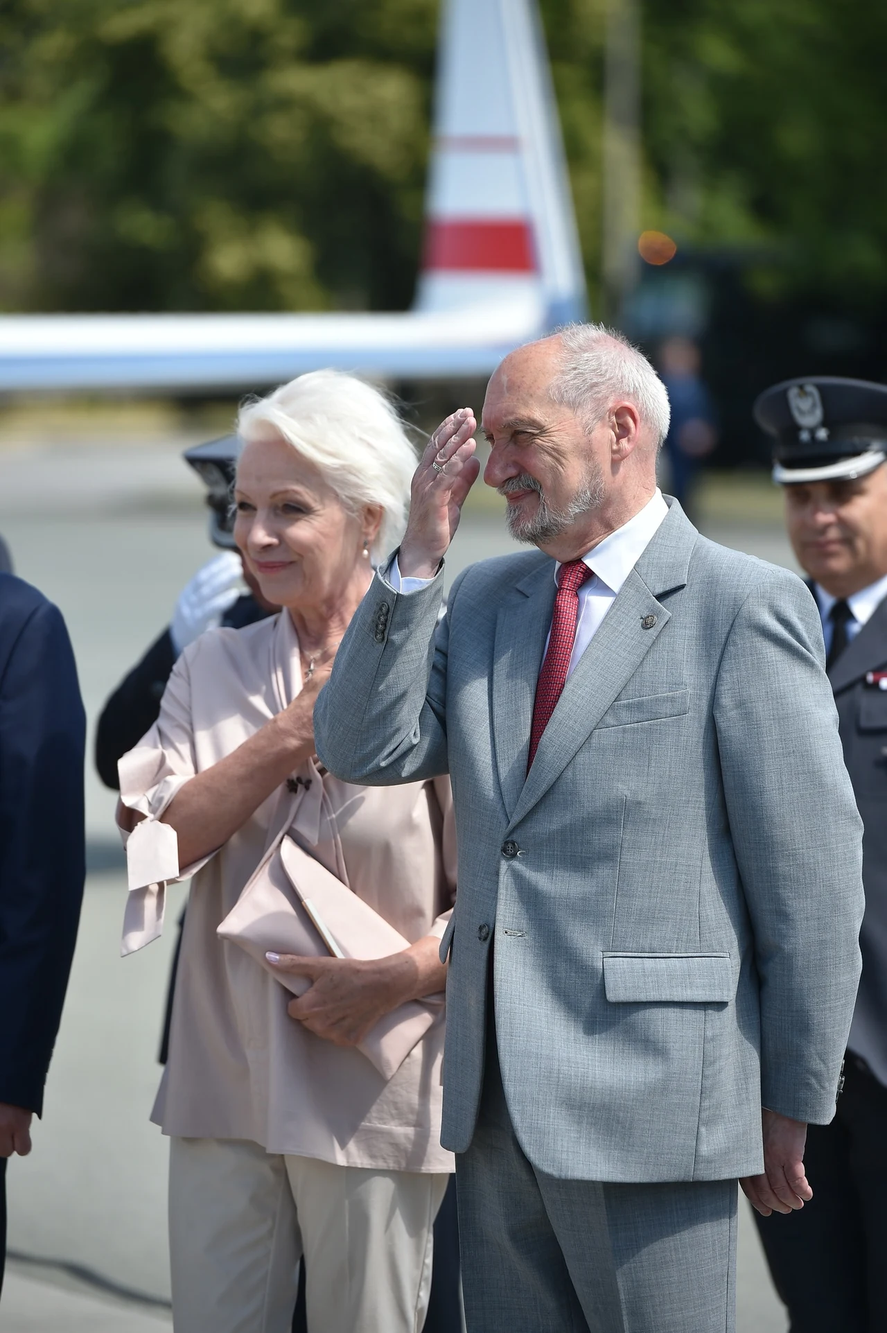 Halina Łabonarska z Antonim Macierewiczem. Głęboka wiara i udział w życiu społecznym oraz politycznym dodają aktorce sił w trudnych chwilach Halina Łabonarska z Antonim Macierewiczem. Głęboka wiara i udział w życiu społecznym oraz politycznym dodają aktorce sił w trudnych chwilach
