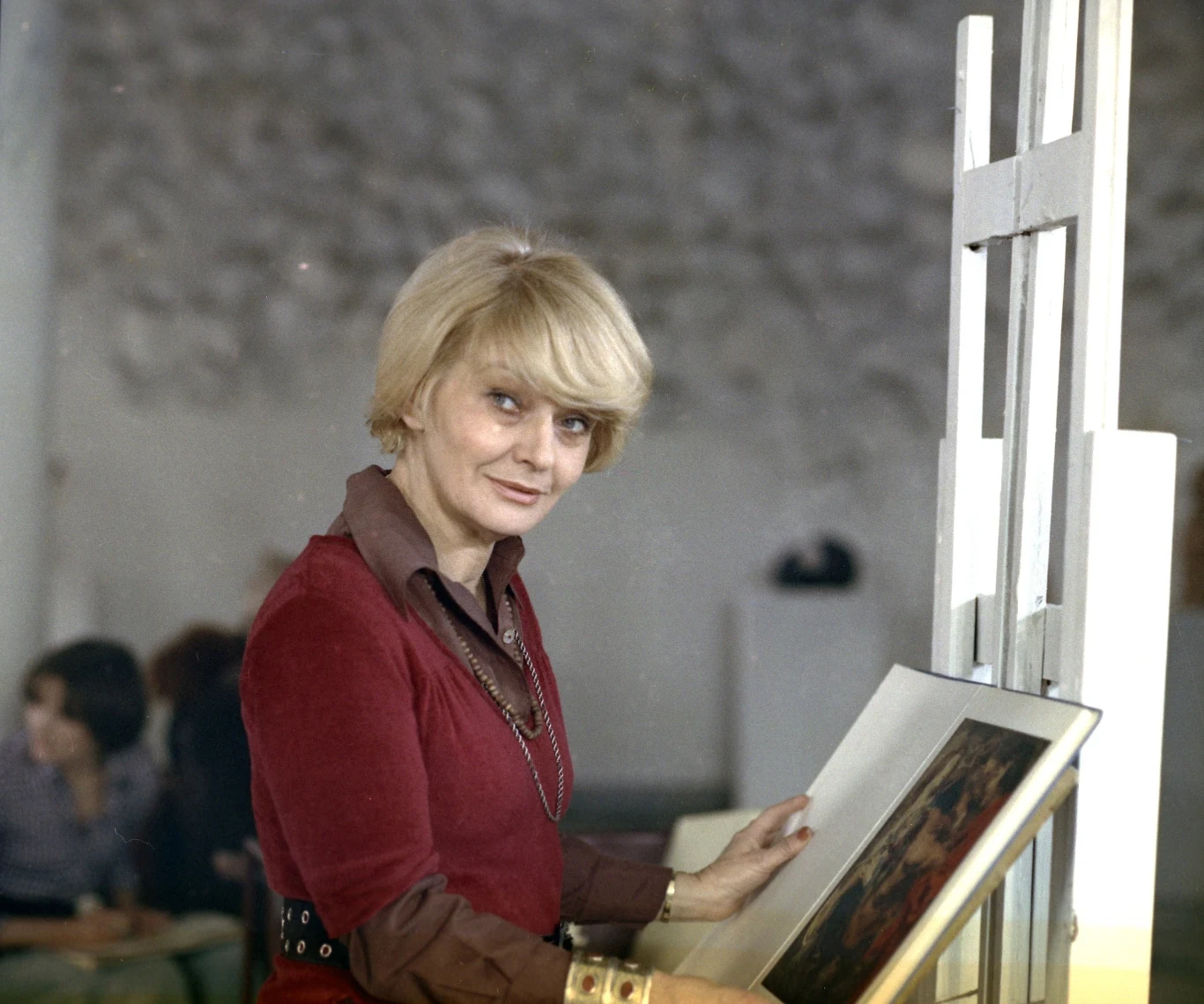 "Zdumiewającym jest także jej epizod w filmie 'Na wylot' Grzegorza Królikiewicza z 1972 roku. Jest to film awangardowy, a ona gra tam właścicielkę zakładu fotograficznego. Jej postać wprowadzono na ekran na zasadzie kontrastu. Jest świetlista, piękna, czysta, a jednocześnie musi wyrzucić z pracy bohatera filmu, odbyć z nim dramatyczną rozmowę. Ten epizod trwa może 10 minut, ale jest to naprawdę duża rola - opisywał Andrzej Kołodyński. Później Winnicka wystąpiła jeszcze m.in. w filmach "Ognie są jeszcze żywe" (1976) oraz "Indeks" (1977).