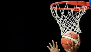 Zawodniczka 1KS Ślęzy Wrocław Courtney Treffers (L) i Denesha Stallworth (P) z Artego Bydgoszcz 