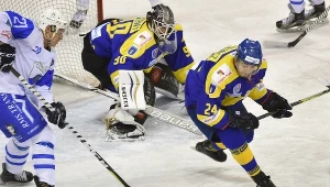 Hokeista Unii Oświęcim Wojciech Wojtarowicz (L) oraz Przemysław Odrobny (C) i Oskar Jaśkiewicz (P) z TatrySki Podhale Nowy Targ 