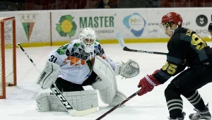 Bramkarz GKS Tychy John Murray (P) i Damian Kapica (P) z Comarch Cracovii 