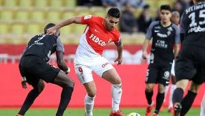 Radamel Falcao walczy o piłkę z zawodnikami Metz