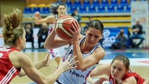 Zawodniczki Wisły CanPack Kraków Sonja Greinacher (L) i Magdalena Ziętara (P) oraz Elżbieta Międzik (C) z Artego Bydgoszcz 