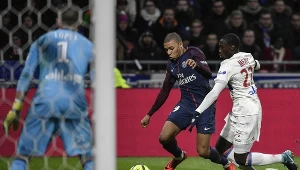 Ferland Mendy (z prawej) walczy o piłkę z Kylianem Mbappe