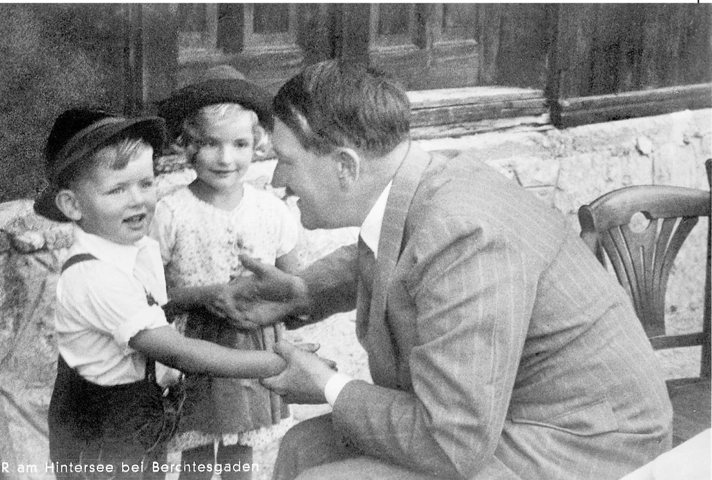 Być może trudno w to uwierzyć, ale Hitler uwielbiał kontakt z dziećmi / fot. ExclusivepixiMedia/Hitler's Alpine Headquarters