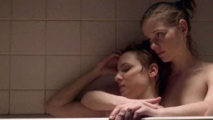 Eliza Rycembel (P) i  Julia Kijowska (L) w filmie "Nina"