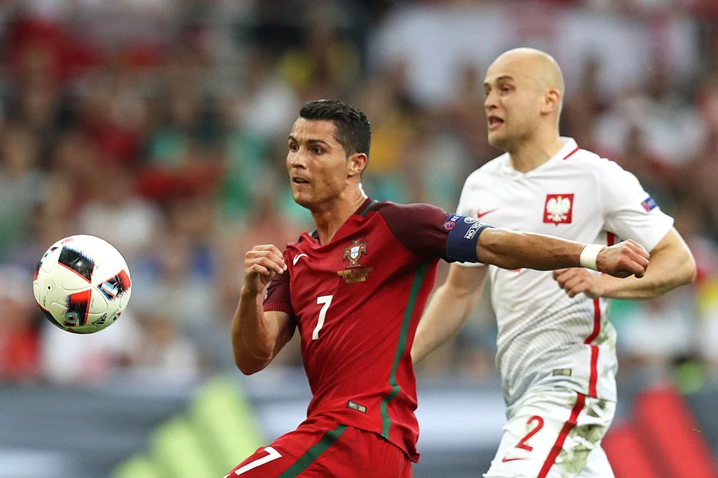 Michał Pazdan (z prawej) w walce o piłkę z CR7 podczas Euro 2016 Michał Pazdan (z prawej) w walce o piłkę z CR7 podczas Euro 2016