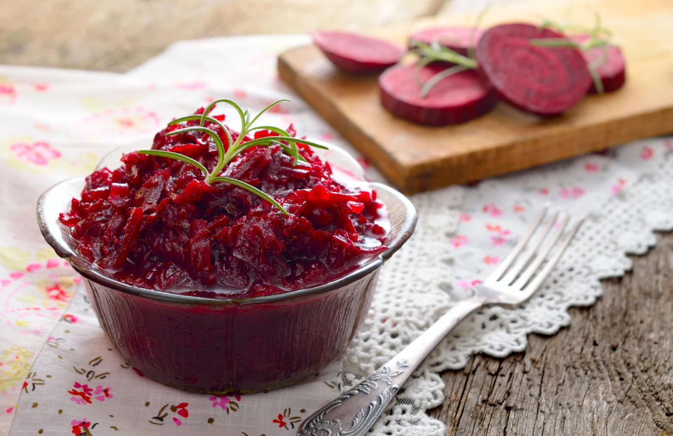 Smakołykiem, którym zajadają się dzieci i dorośli, są buraczki tarte w słoiczkach. Smakołykiem, którym zajadają się dzieci i dorośli, są buraczki tarte w słoiczkach.