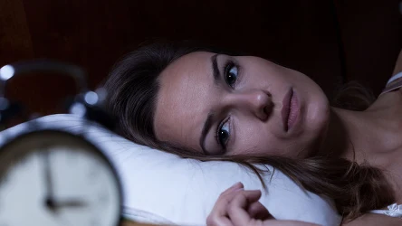 ​Masz problemy z zasypianiem? Pij wieczorem ten sok, zamieni organizm w fabrykę hormonu snu