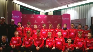 Piotr i Walenty Ziętarowie (w górnym rogu, z lewej) i Hokejowe Orły Ziętary przed wyprawą do Kanady.