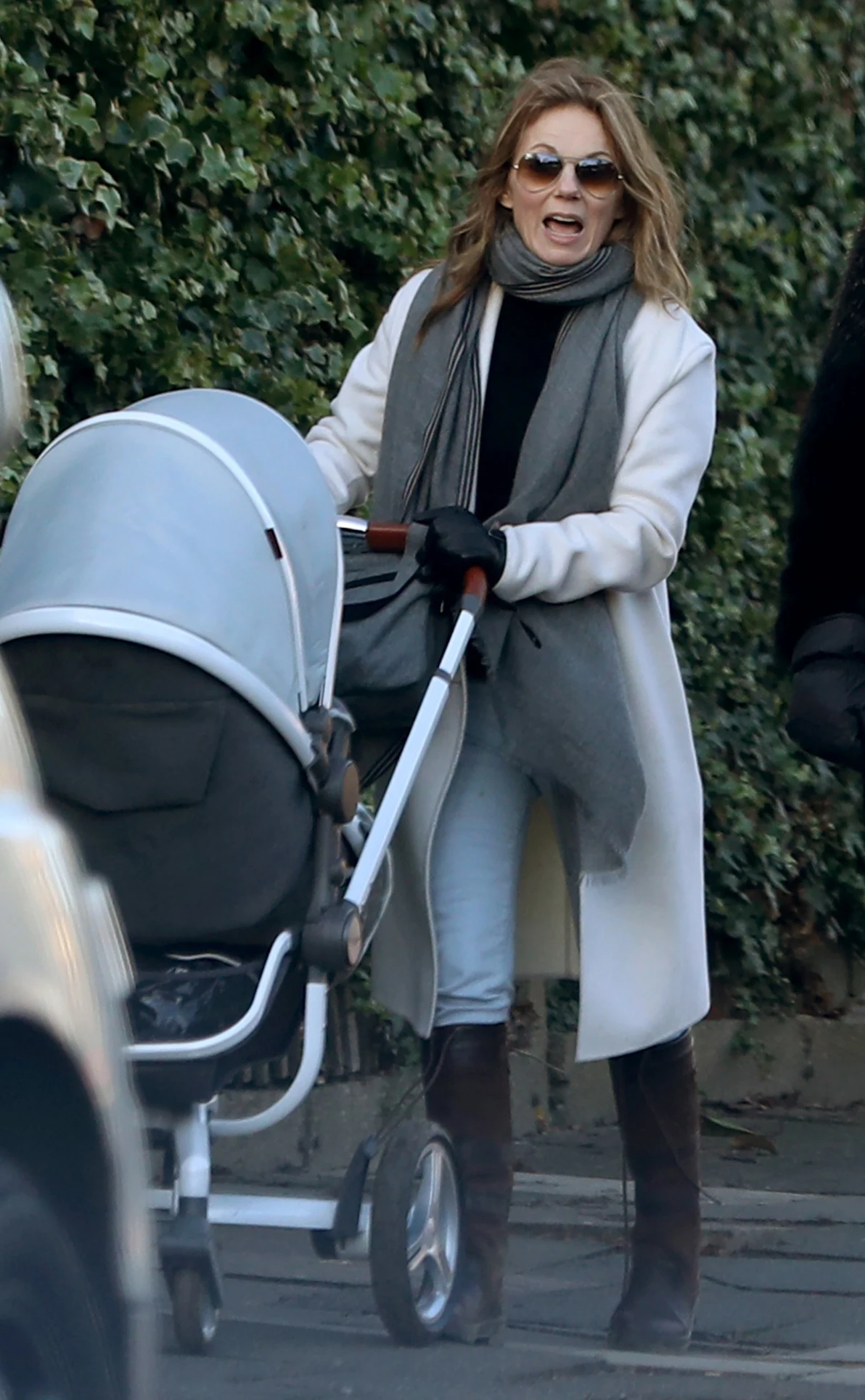 Geri Halliwell na spacerze z synkiem Geri Halliwell na spacerze z synkiem