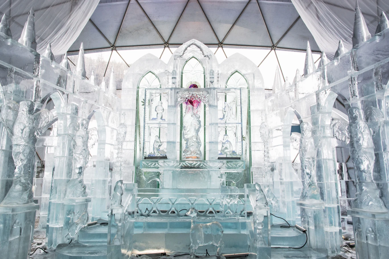 Tatrzańska Świątynia Lodowa to miejsce, w którym zobaczymy piękne lodowe rzeźby. Tatrzańska Świątynia Lodowa to miejsce, w którym zobaczymy piękne lodowe rzeźby.