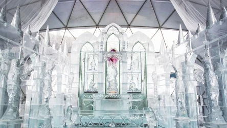 Tatrzańska Świątynia Lodowa to miejsce, w którym zobaczymy piękne lodowe rzeźby. 