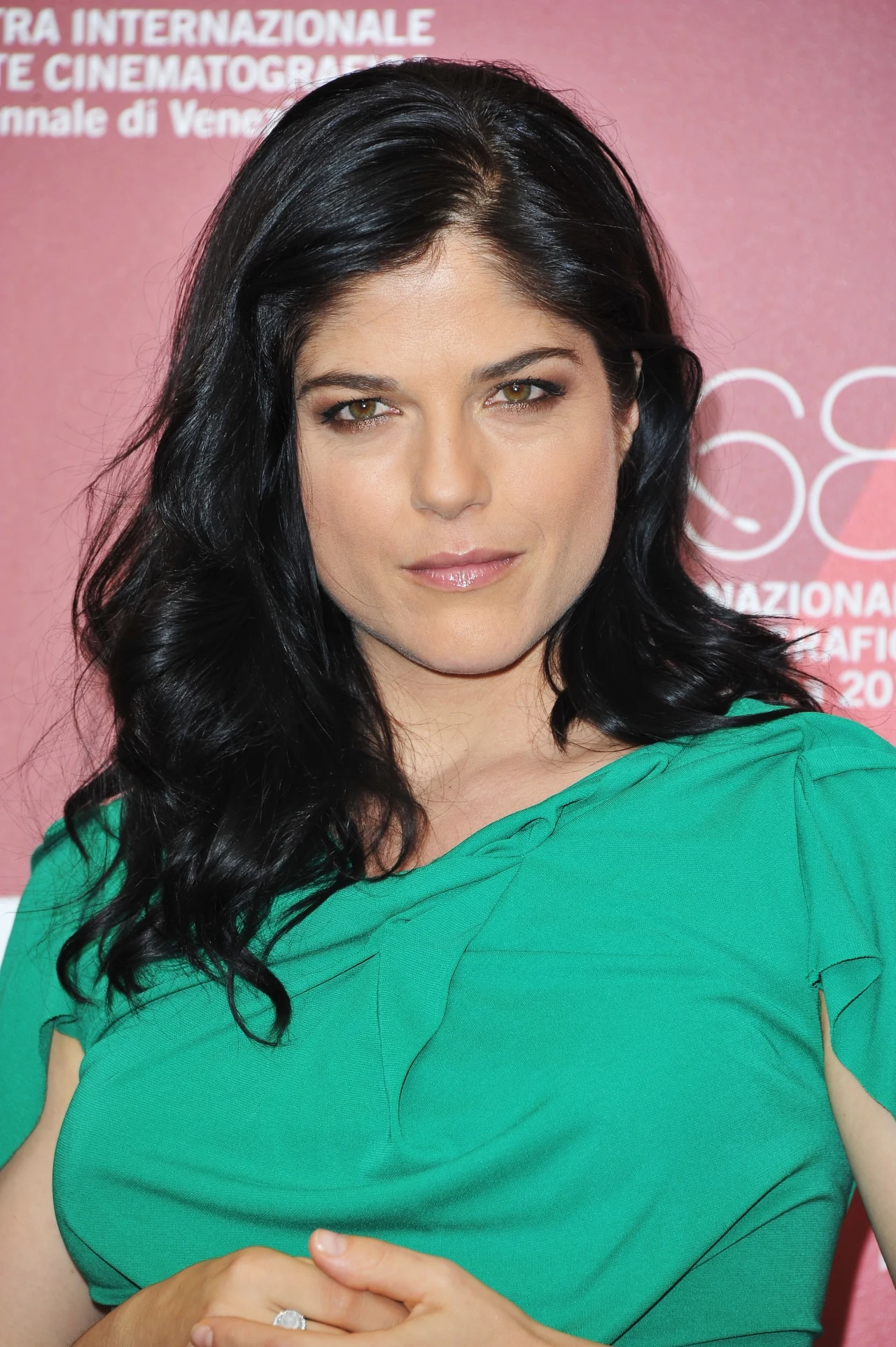 Taką fryzurę Selma Blair nosiła przez długie lata Taką fryzurę Selma Blair nosiła przez długie lata