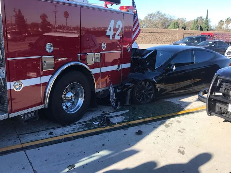 Tesla jechała na w trybie półautonomicznym z prędkości 65 mil/h czyli ok. 105 km/h.