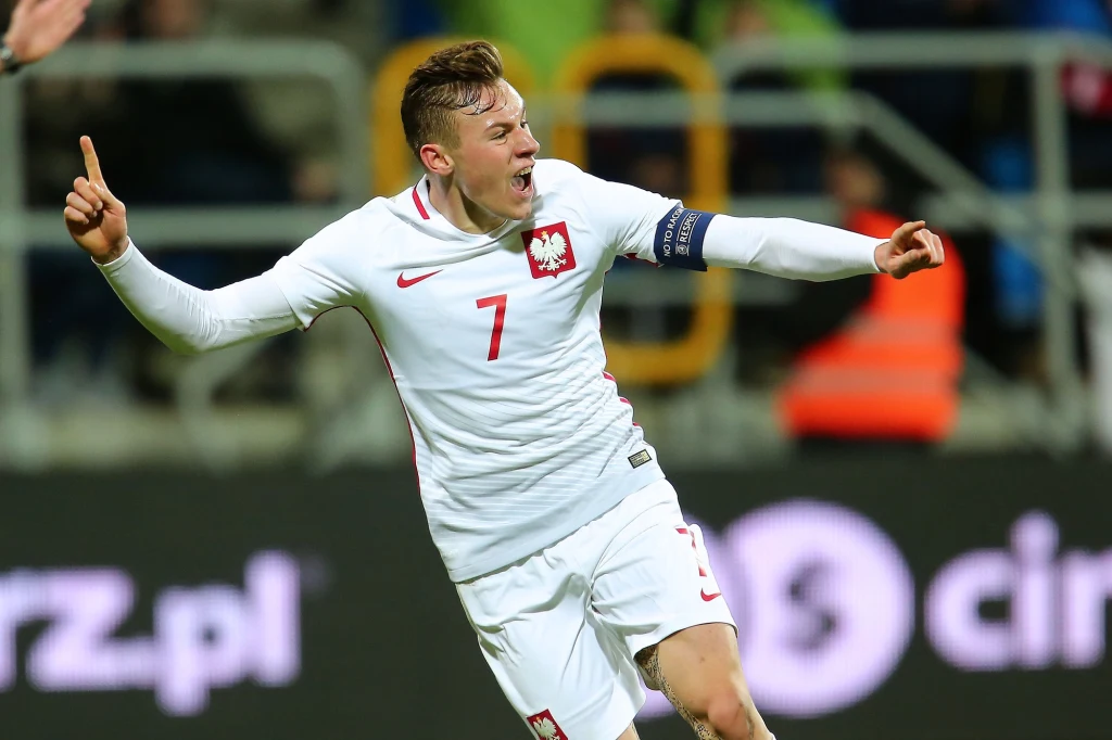 Szymon Żurkowski jako kapitan młodzieżowej reprezentacji Polski Szymon Żurkowski jako kapitan młodzieżowej reprezentacji Polski