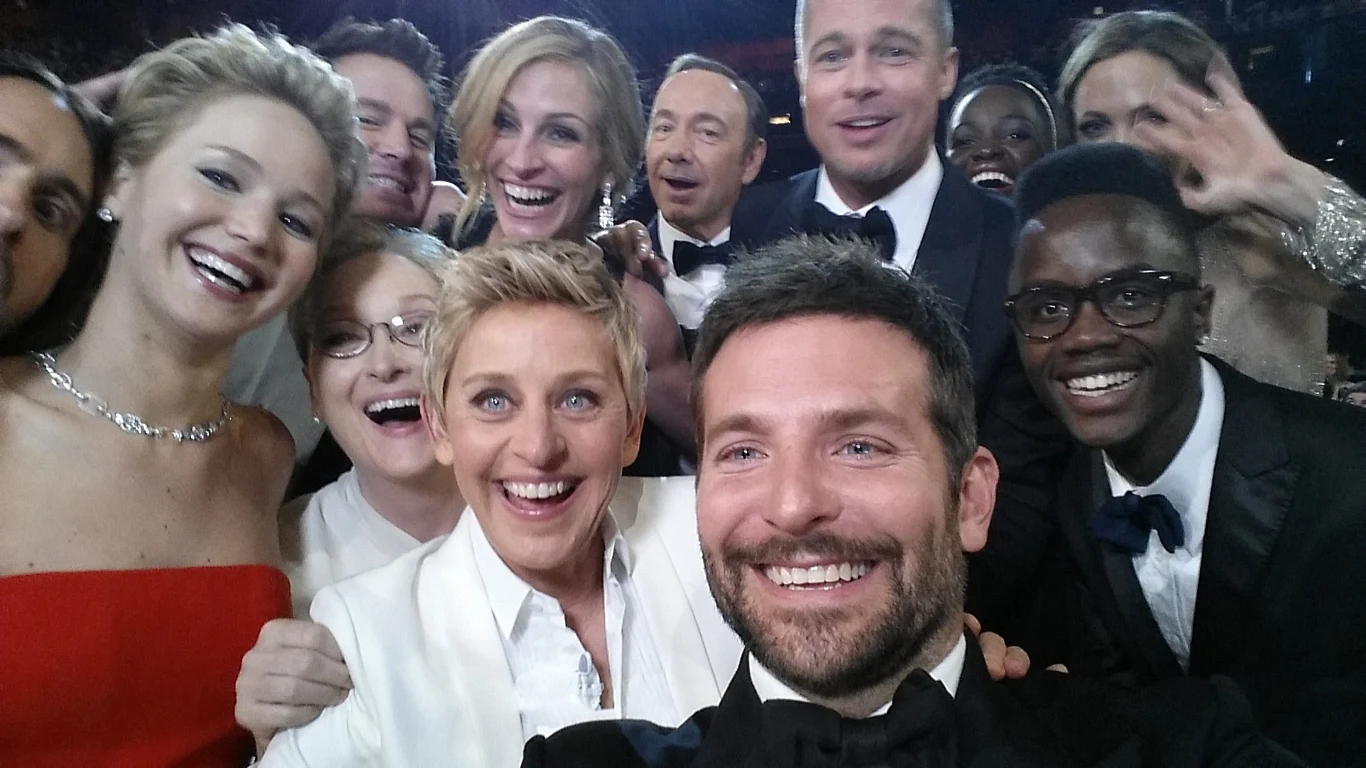 Ellen DeGeneres udało się ustanowić nowy rekord w dziedzinie mediów społecznościowych. Zdjęcie, które zrobiła prowadząca galę z największymi gwiazdami Hollywood, zrobiło prawdziwą furorę w sieci.

"Sweet focia" z Meryl Streep, Kevinem Spaceyem, Bradem Pittem, Angeliną Jolie, Jaredem Leto, Jennifer Lawrence, Julią Roberts, Bradleyem Cooperem i Lupitą Nyong'o do momentu zakończenia gali pojawiła się na profilach użytkowników mediów społecznościowych ponad dwa miliony razy.