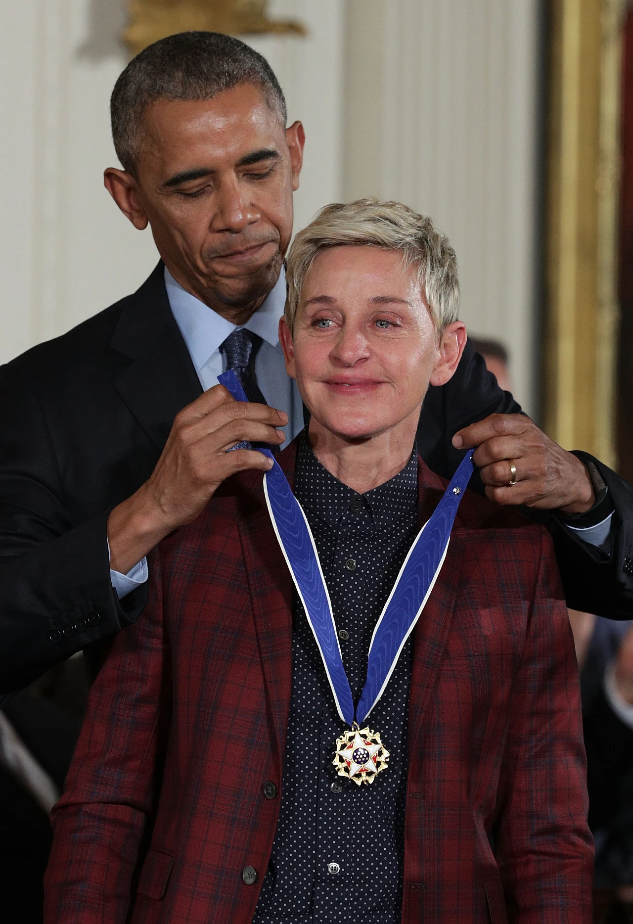 W 2016 roku Degeneres została odznaczona przez ówczesnego prezydenta USA, Baracka Obamę, Medalem Wolności. Wyjątkowy wieczór mógł się jednak zakończyć dla gwiazdy niefortunnie, ponieważ Degeners, wybierając się Białego Domu, zapomniała dowodu osobistego.

"Prezydent właśnie odznaczył mnie Medalem Wolności. Mam nadzieję, że [w razie potrzeby] będzie pełnił funkcję mojego dowodu osobistego. Nie wiem bowiem, jak uda mi się wrócić [bez niego] do domu" - zaćwierkała po wyróżnieniu.