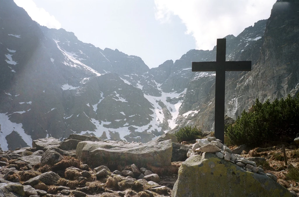 Tatry, krzyż tuż obok Czarnego Stawu pod Rysami