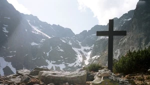 Tatry, krzyż tuż obok Czarnego Stawu pod Rysami