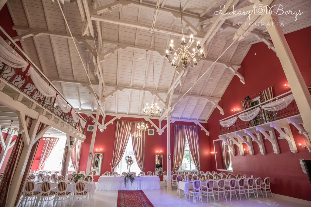 Warto wybrać obiekt z imponującą salą weselną, o wysokim sklepieniu i stylowym wykończeniu