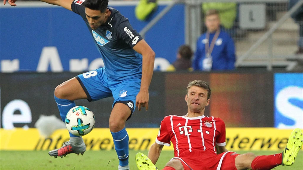 Thomas Mueller (z prawej) podczas meczu z "Wieśniakami"