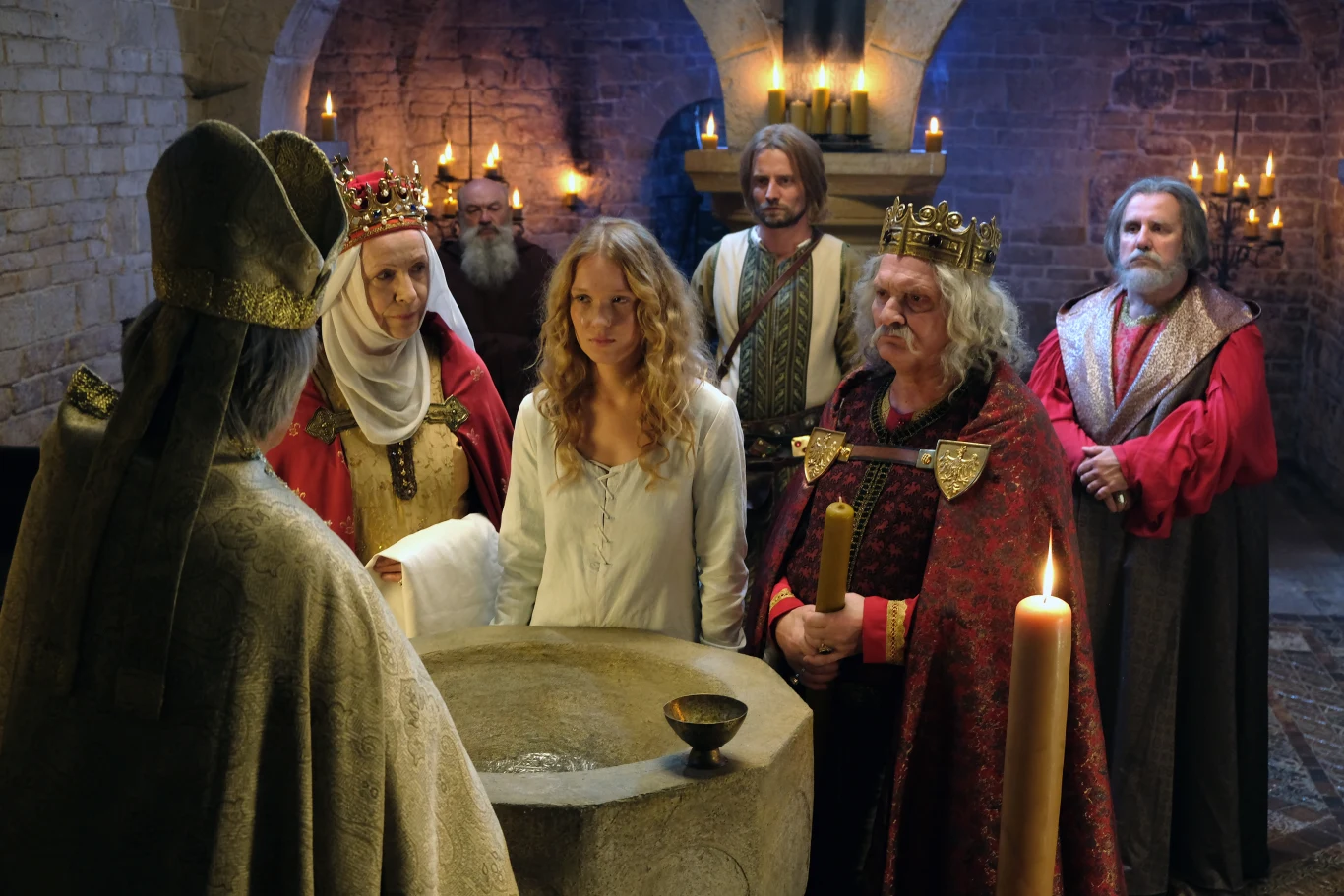 Scena chrztu Aldony w serialu "Korona królów"