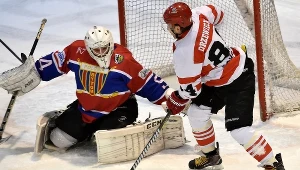 Hokeista Comarch Cracovii Patryk Wajda (P) i bramkarz Mateusz Studzinski (L) z TMH Polonii Bytom